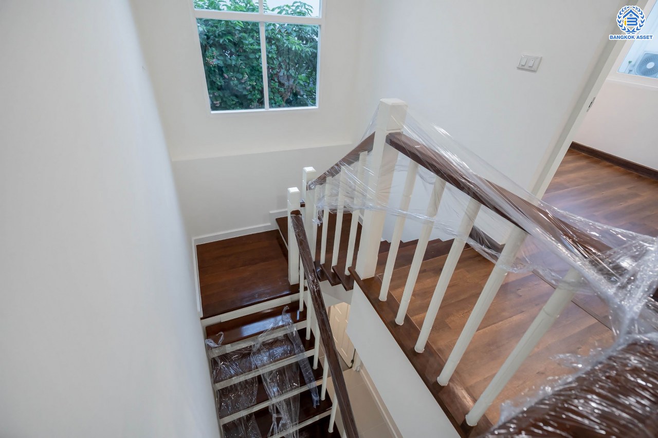 บ้านมือสองตกแต่งใหม่ โครงการ คาซ่าวิลล์ ราชพฤกษ์-รัตนาธิเบศร์2 แบรนด์ Q.House ต่อเติมครบพร้อมเข้าอยู่ เนื้อที่ 53.2 ตร.ว. ฟังก์ชันจัดเต็ม 3 ห้องนอน 3 ห้องน้ำ จอดรถได้ 2 คัน บนทำเลศักยภาพ ติดถนนราชพฤกษ์ และเพียง 10 นาทีถึงรถไฟฟ้า "สถานีบางรักน้อยท่าอิฐ"